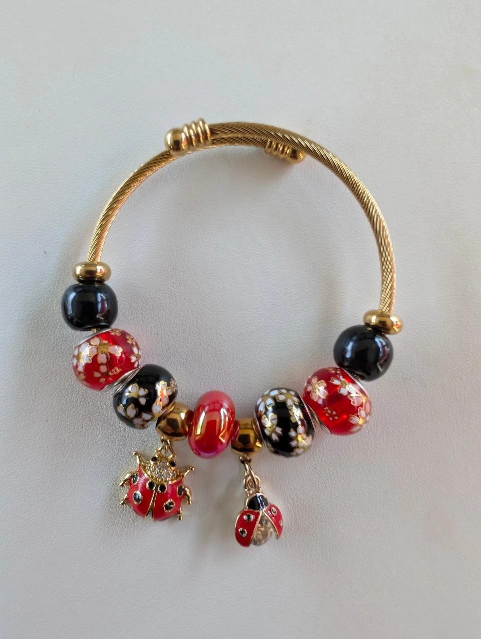 bracelet jonc perles charms sakura et breloques coccinelles